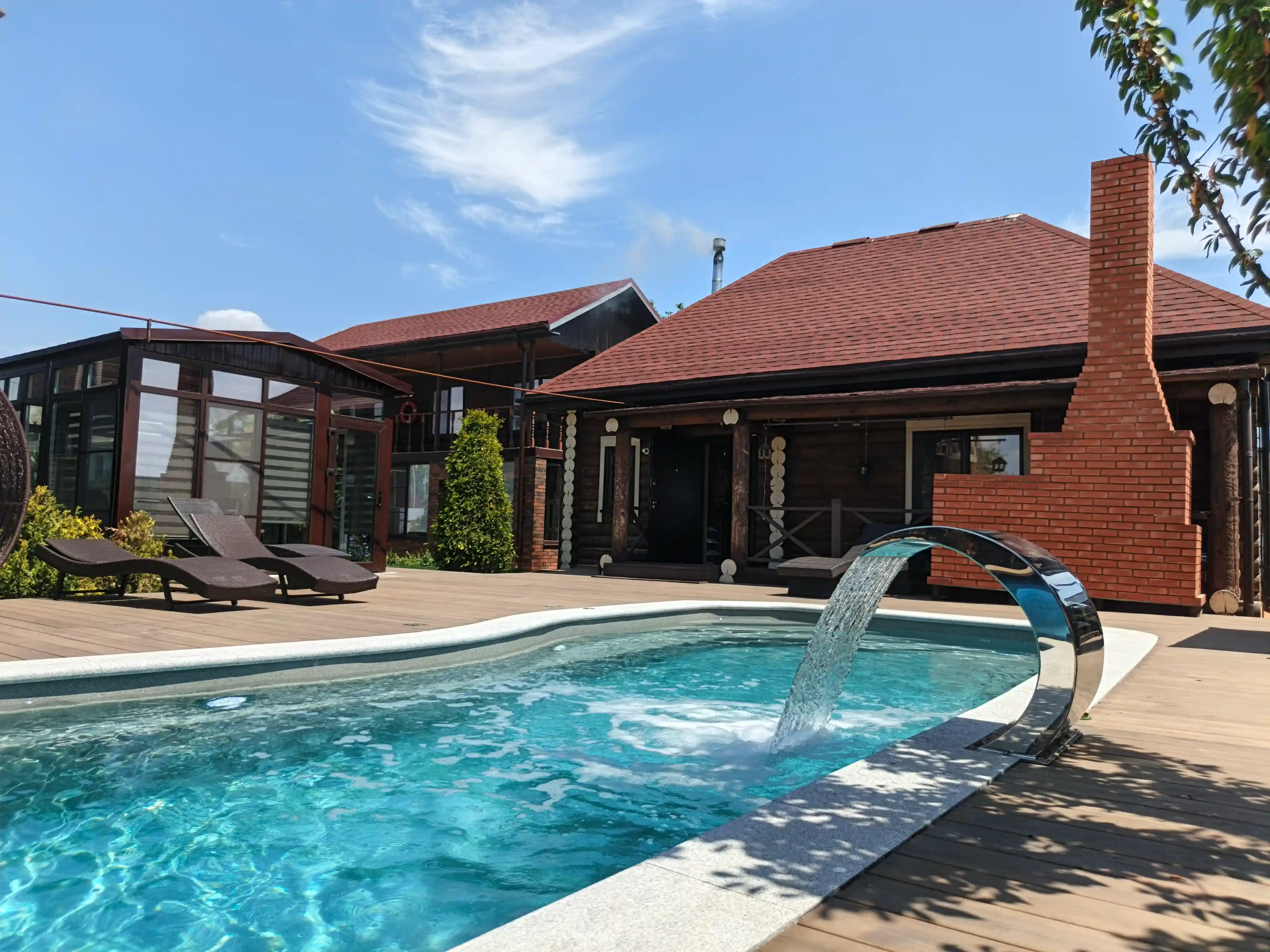 Двор гостевого дома Премиум Царев в Астрахани — ухоженная территория у реки